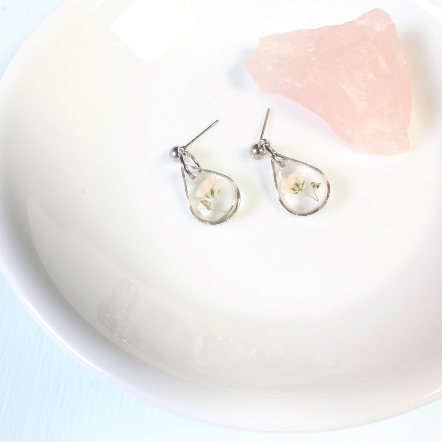 Tiny baby's breath dangle earring, small teardrop white flower, new mom gift, nature resin, handmade pressed flower jewelry, dainty, boho