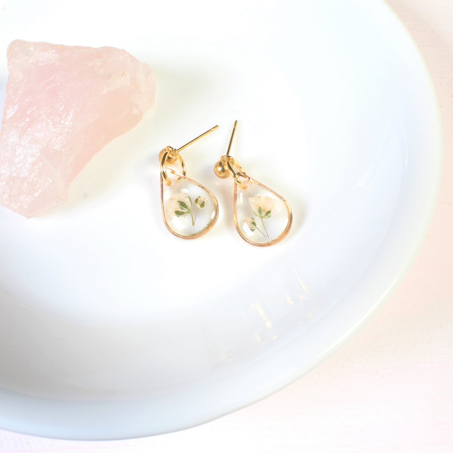 Tiny baby's breath dangle earring, small teardrop white flower, new mom gift, nature resin, handmade pressed flower jewelry, dainty, boho