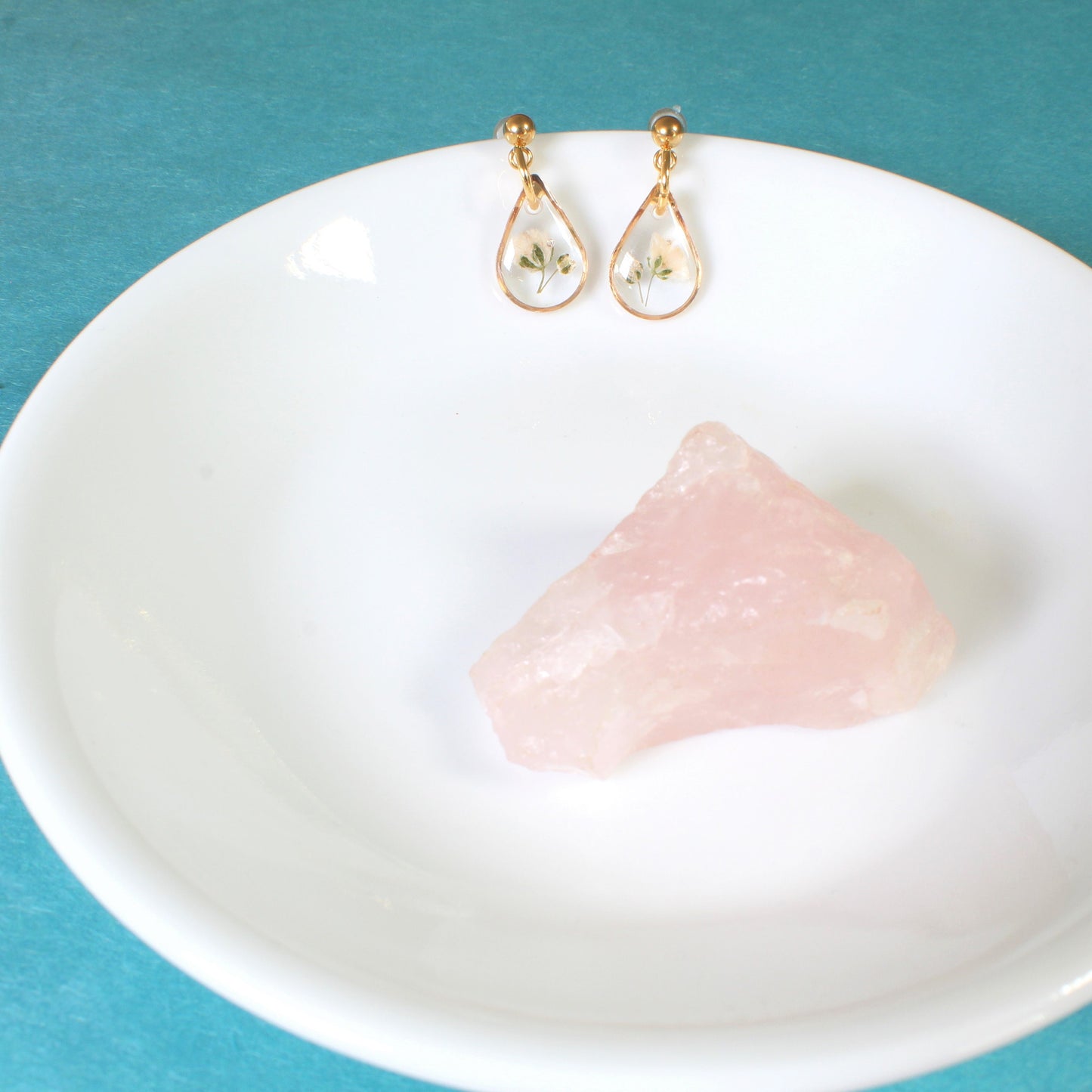 Tiny baby's breath dangle earring, small teardrop white flower, new mom gift, nature resin, handmade pressed flower jewelry, dainty, boho