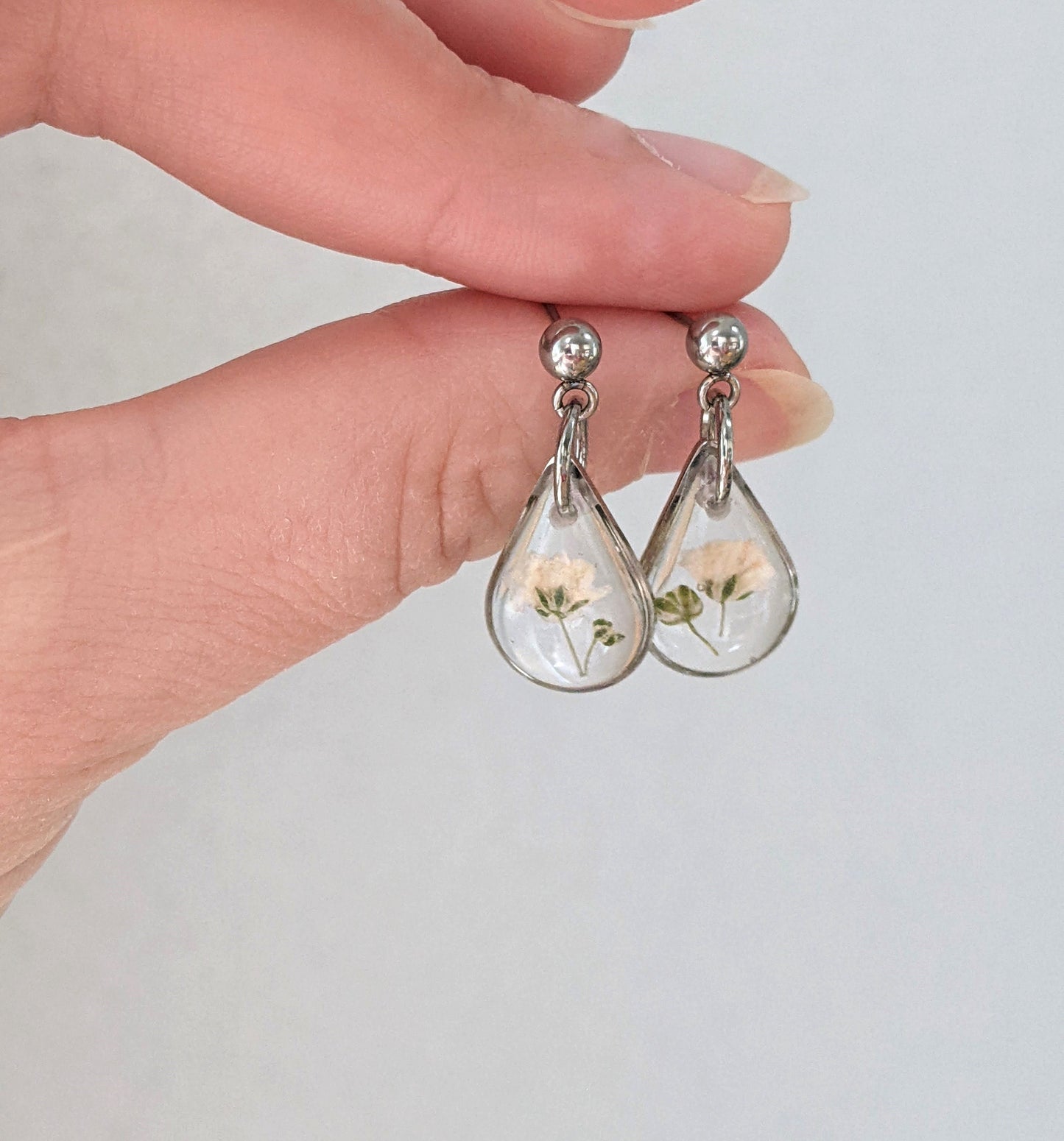Tiny baby's breath dangle earring, small teardrop white flower, new mom gift, nature resin, handmade pressed flower jewelry, dainty, boho