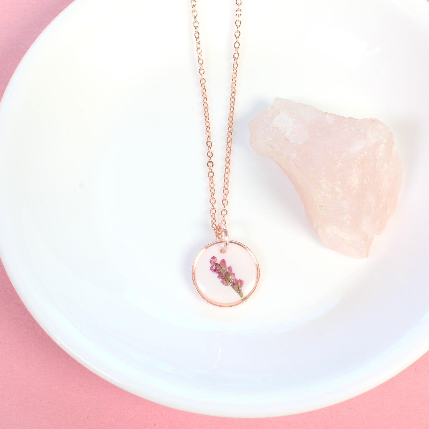 Small baby's breath necklace, white pressed flower pendant, beige, handmade resin jewelry, dainty, nature gift, minimalist, wildflower plant
