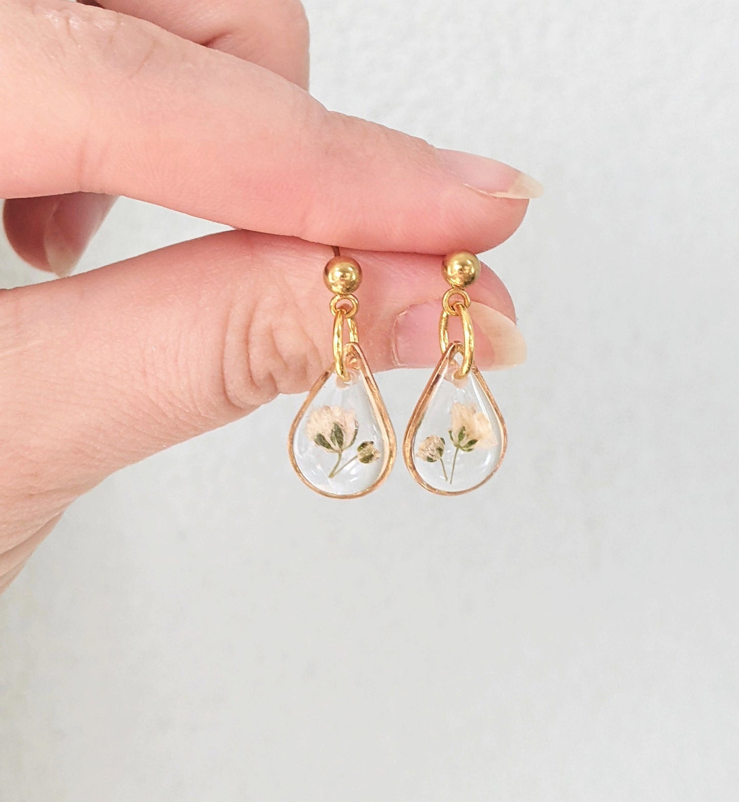 Tiny baby's breath dangle earring, small teardrop white flower, new mom gift, nature resin, handmade pressed flower jewelry, dainty, boho