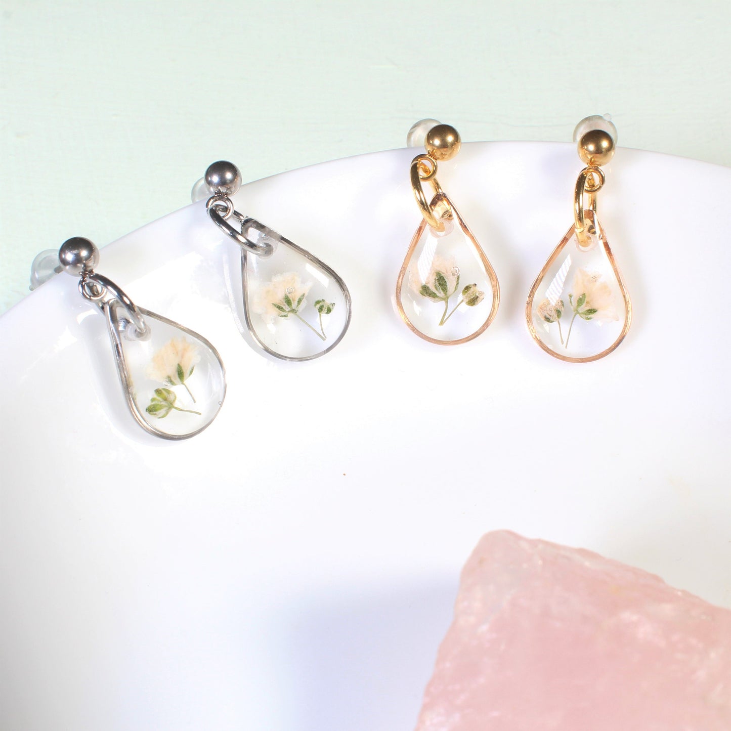 Tiny baby's breath dangle earring, small teardrop white flower, new mom gift, nature resin, handmade pressed flower jewelry, dainty, boho
