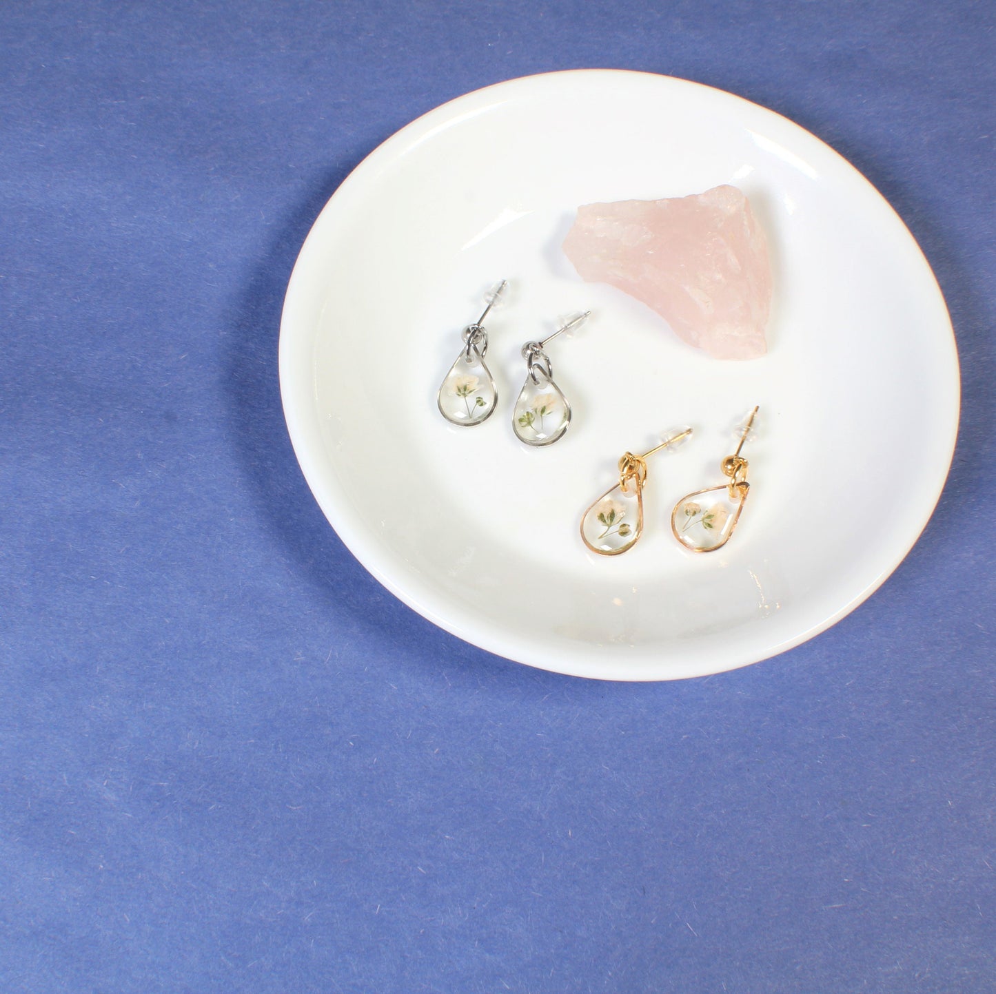 Tiny baby's breath dangle earring, small teardrop white flower, new mom gift, nature resin, handmade pressed flower jewelry, dainty, boho