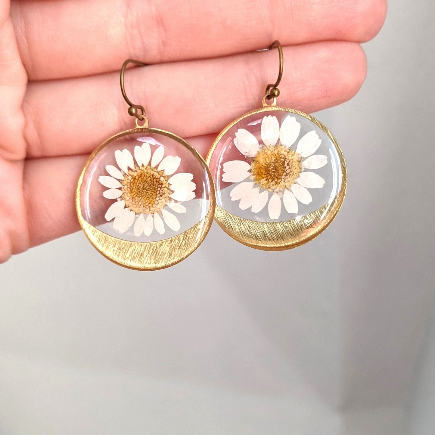 Daisy earrings, pressed flower dangles, brass, white dried flowers, handmade resin jewelry, botanical wildflower earrings, nature lover gift