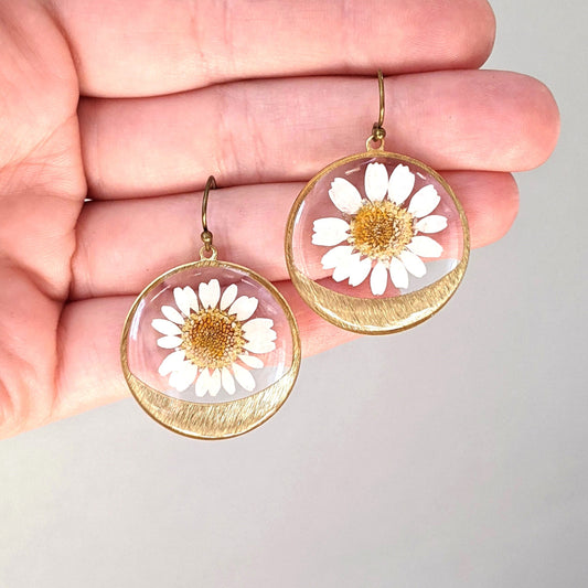 Daisy earrings, pressed flower dangles, brass, white dried flowers, handmade resin jewelry, botanical wildflower earrings, nature lover gift