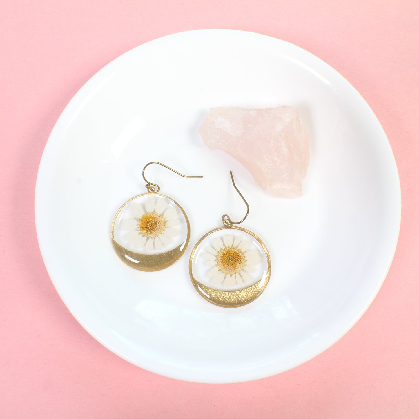 Daisy earrings, pressed flower dangles, brass, white dried flowers, handmade resin jewelry, botanical wildflower earrings, nature lover gift