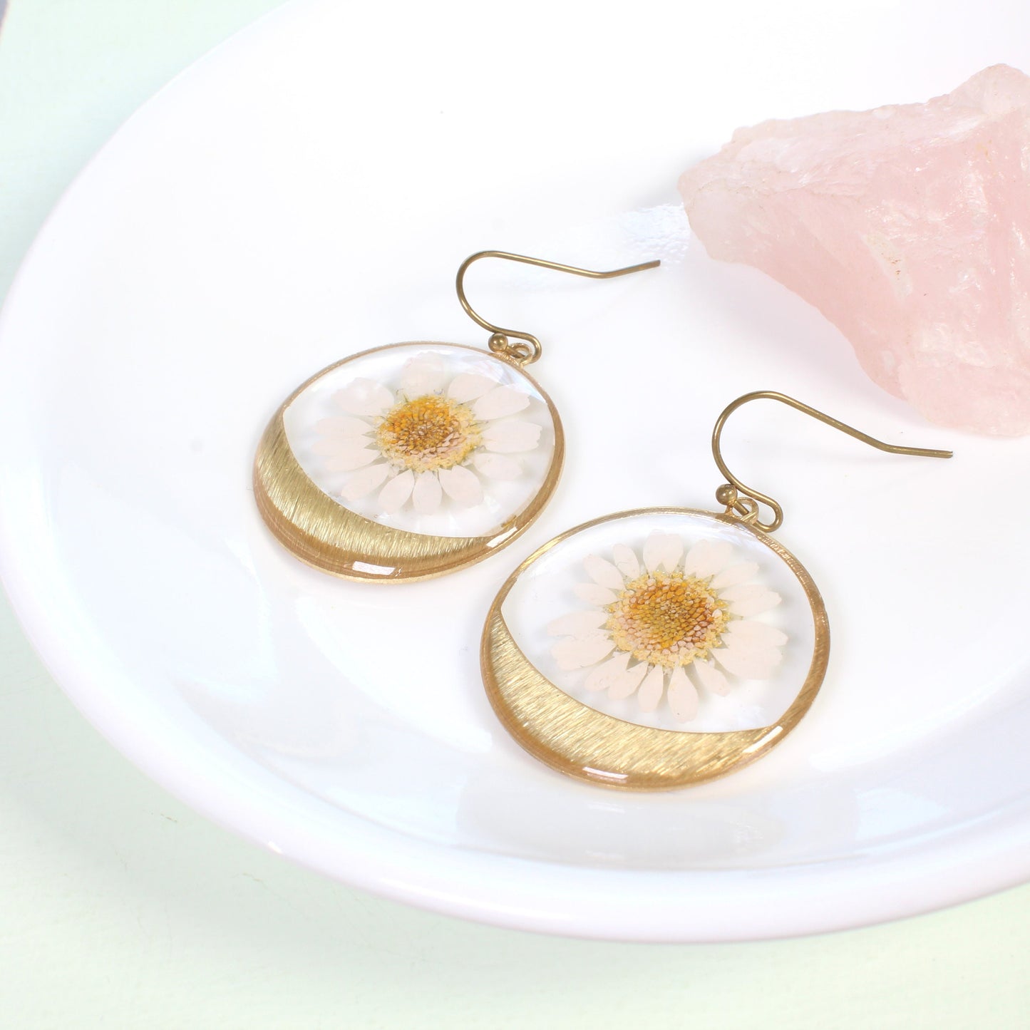 Daisy earrings, pressed flower dangles, brass, white dried flowers, handmade resin jewelry, botanical wildflower earrings, nature lover gift