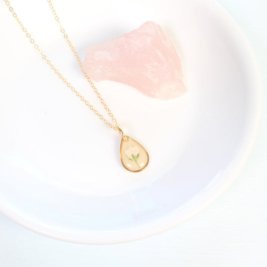 Small baby's breath necklace, white pressed flower pendant, beige, handmade resin jewelry, dainty, nature gift, minimalist, wildflower plant