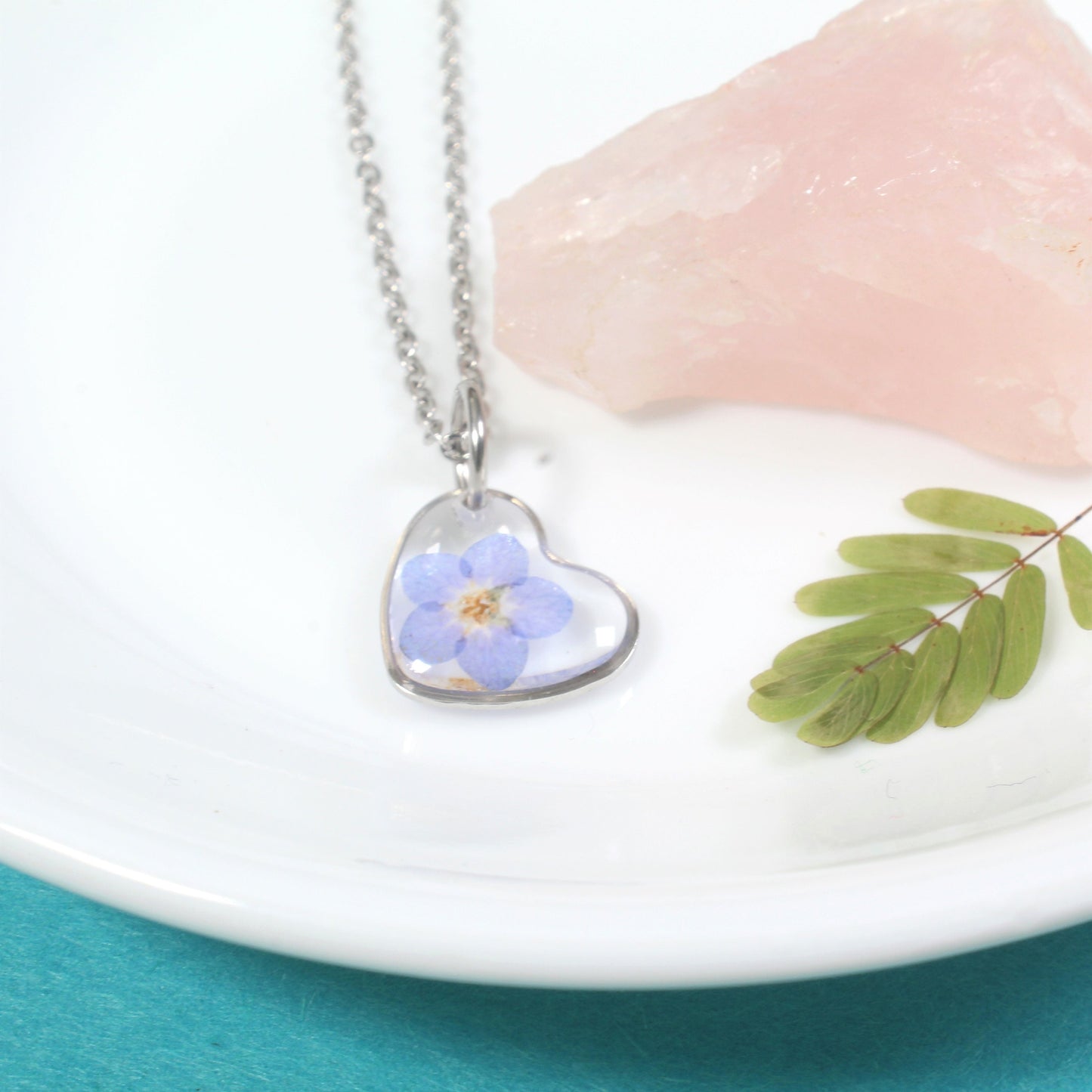 Forget Me Not Necklace, Small Pressed Flower Heart Pendant, Dainty Forget-me-not Resin Jewelry, Gift for Loss, Forgetmenot, Valentine's Gift
